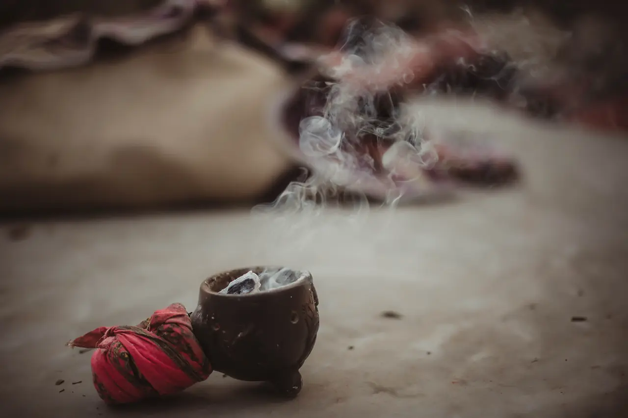 Humo de copal subiendo desde el sahumerio