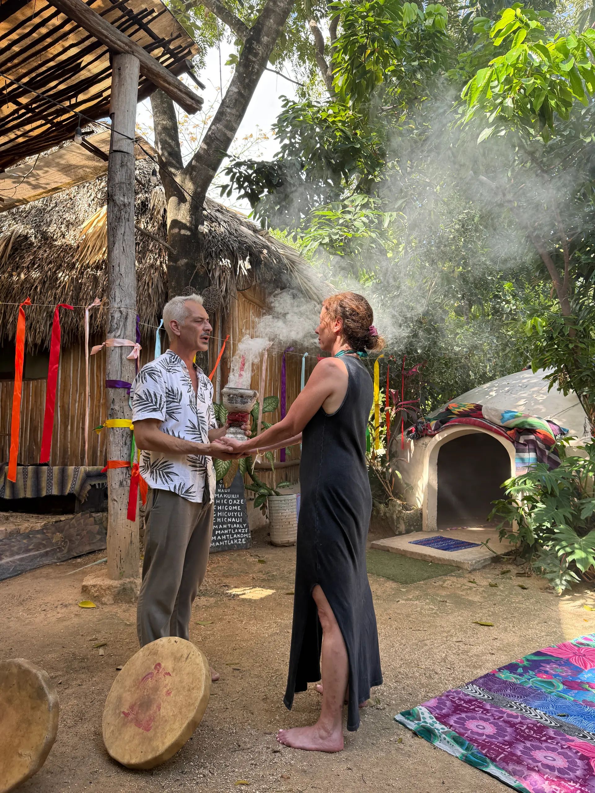 La purification à la fumée de copal avant d’entrer, devant le temazcal